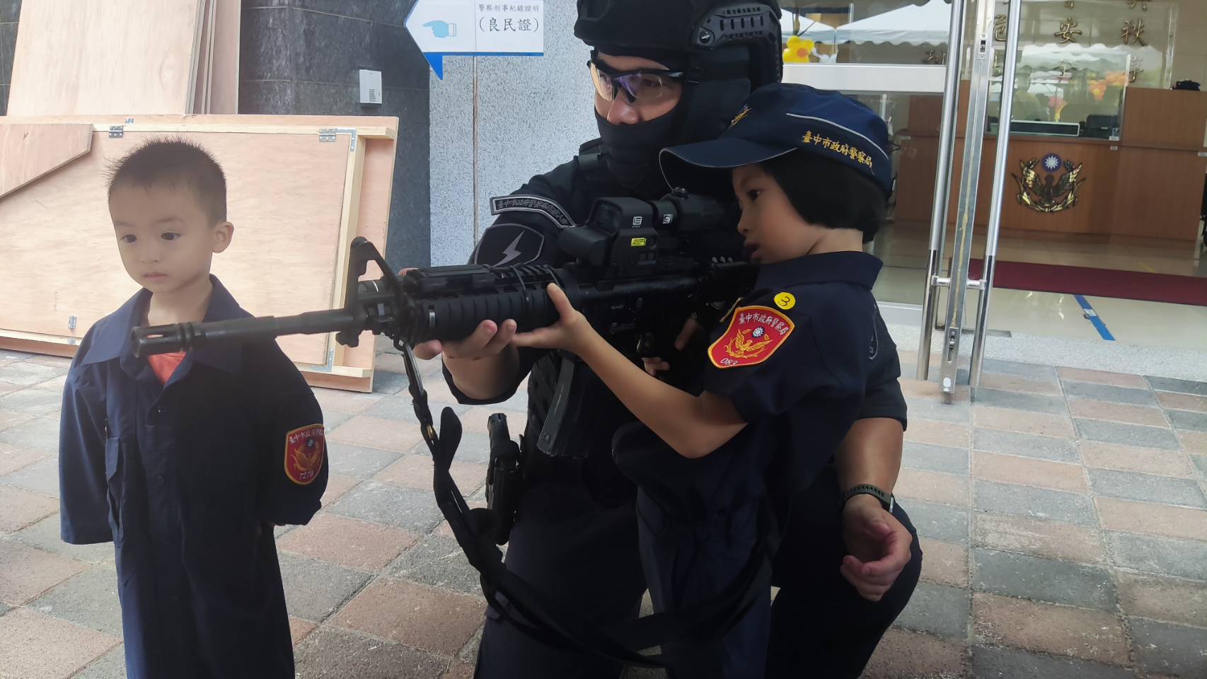 ▲圖說:小小警察出任務,體驗特勤中隊執行任務的武器裝備 (圖/台中市政府提供)