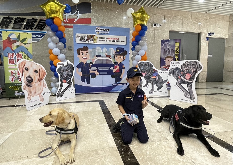 ▲圖說:警犬汪汪隊展現真功夫,現場示範緝毒、尋找爆裂物一把罩 (圖/台中市政府提供)