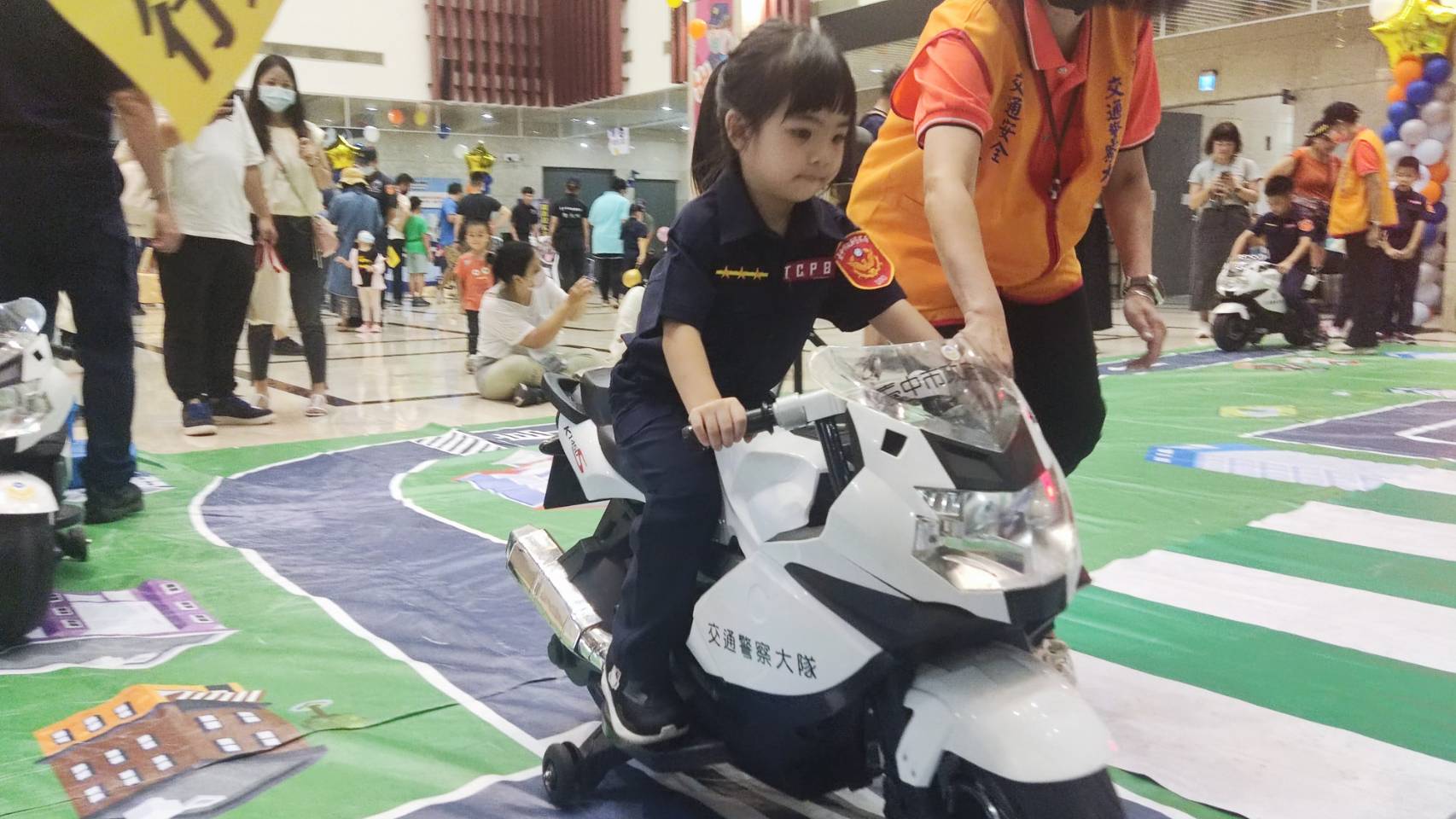 ▲圖說:小小萌警騎乘小警車,認識交通安全 (圖/台中市政府提供)