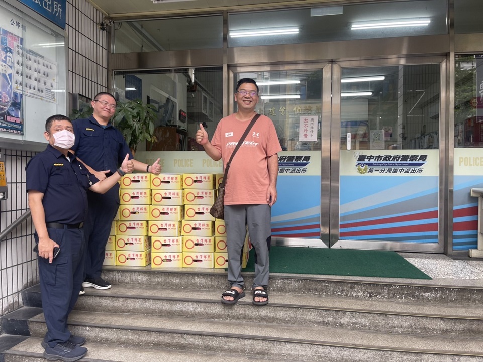 ▲圖說:中市繼中警友站長贈送60箱玉井芒果,幫助員警清涼消暑 (圖/台中市政府提供)