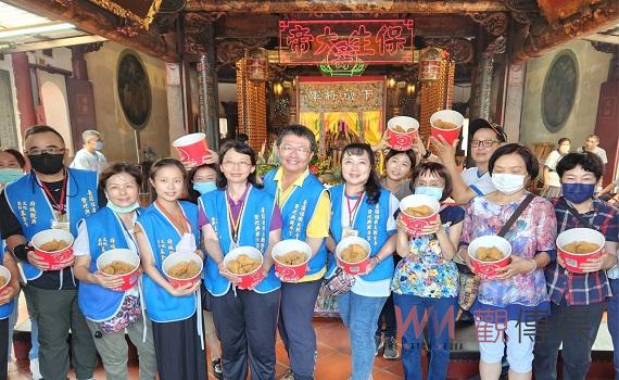 粉絲提前為祀典興濟宮虎爺開生日趴 70桶炸雞霸氣上桌