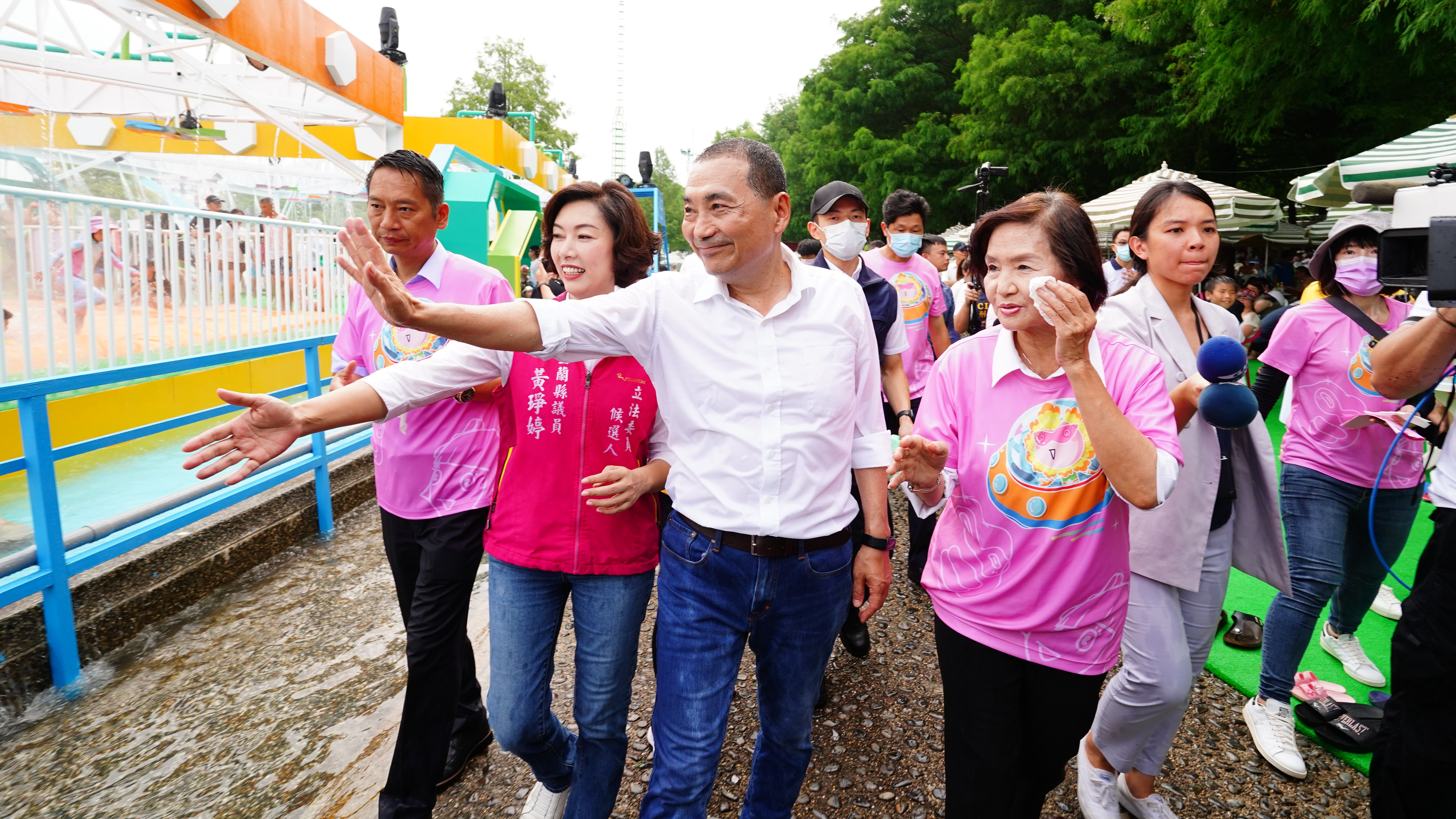 新北市長侯友宜前往宜蘭童玩節參觀,遇到熱情戲水遊客,當場被水槍襲擊全身濕答答。林泊志攝