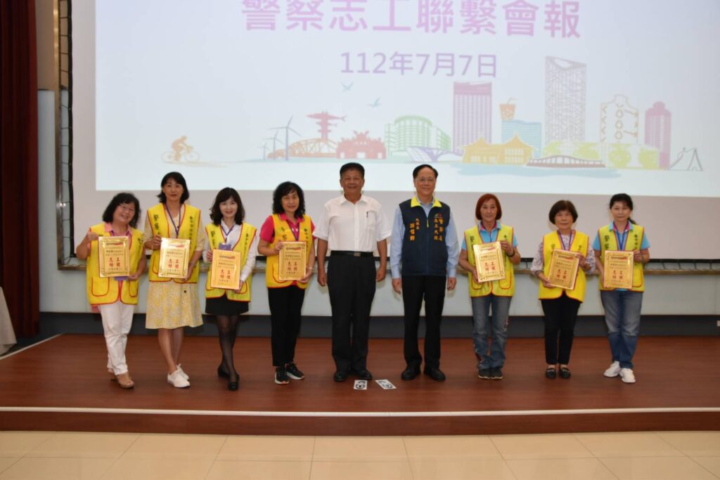 ▲圖說:臺中市警察局長李文章於會中頒發志願服務獎和優良志工楷模 (圖/台中市政府提供)