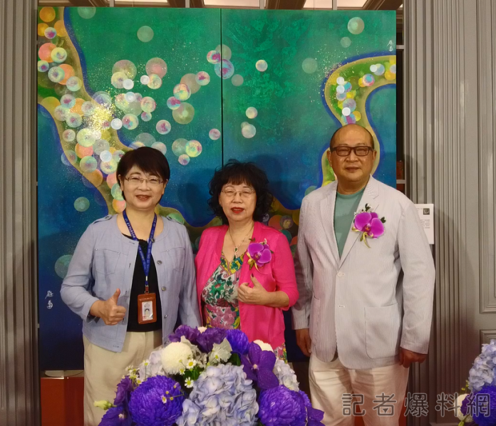 總裁畫家」江屘菊結合豐邑建設推出「圓.宇宙」畫展。