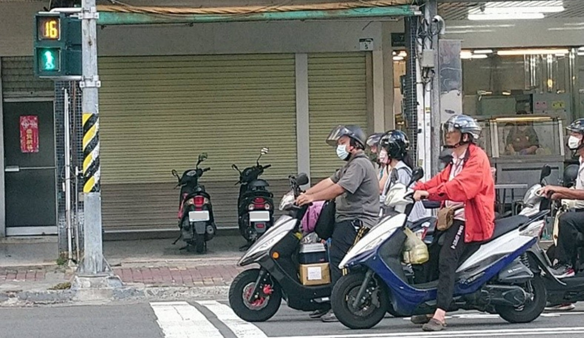 炎炎夏日!交通局調整路口號誌秒數 縮短機車等候時間