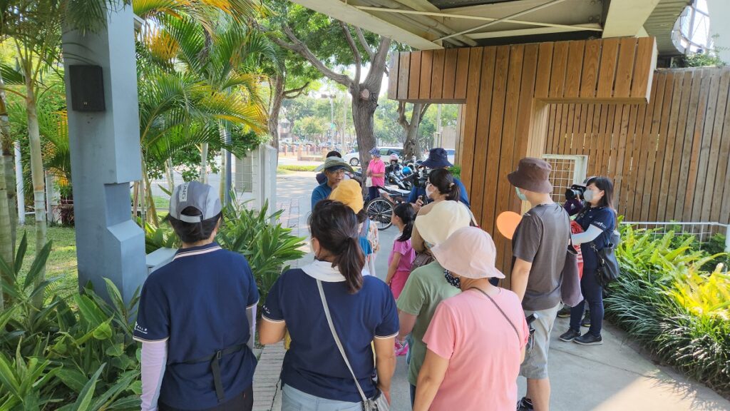 「圳水漫漫300年—歌詠水圳音樂會」現場有專業老師引導學員在園區生態走讀(陳惠玲攝影)