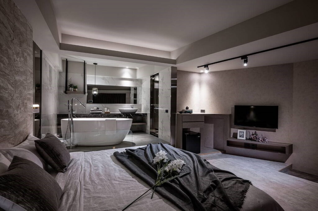 九份「山城逸境-漫山逸旅」這間美學景觀旅宿,在房內設有大片面海玻璃窗,躺在床上就可以欣賞北海岸的絕美景觀。(圖片由Booking.com提供