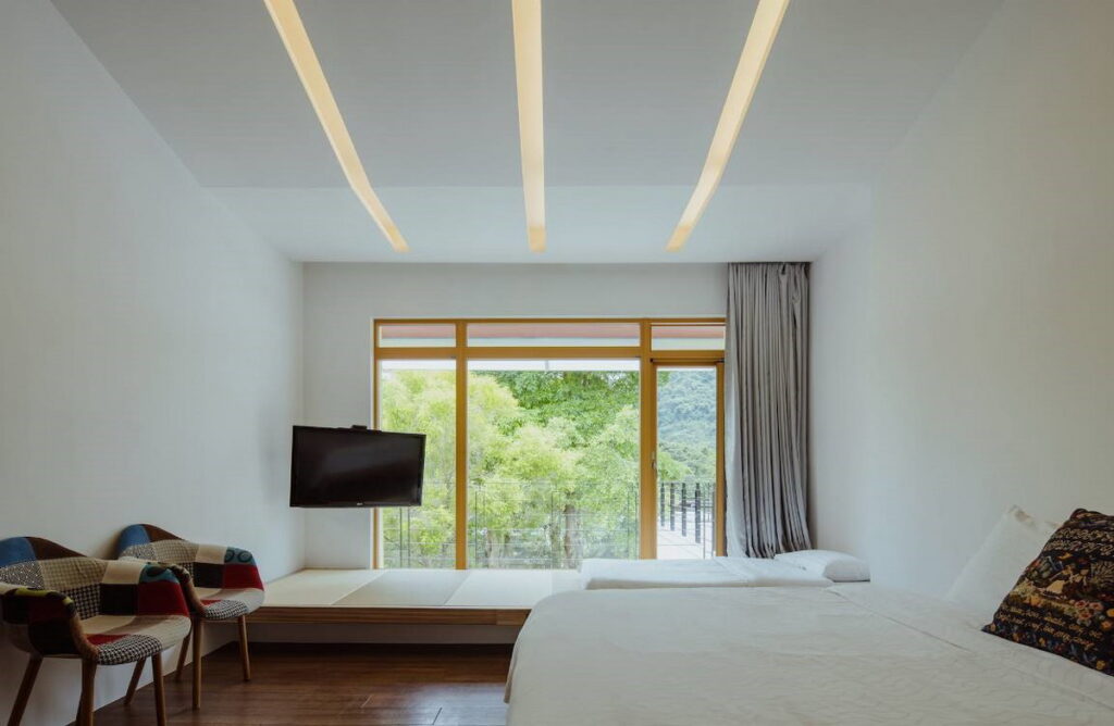 冬山鄉「道 Villa 湖畔莊園」位於梅花湖畔旁,以白色純淨的建築搭配整面木框的落地窗,讓旅人從房內就可以一覽湖畔風光。(圖片由Booking.com提供