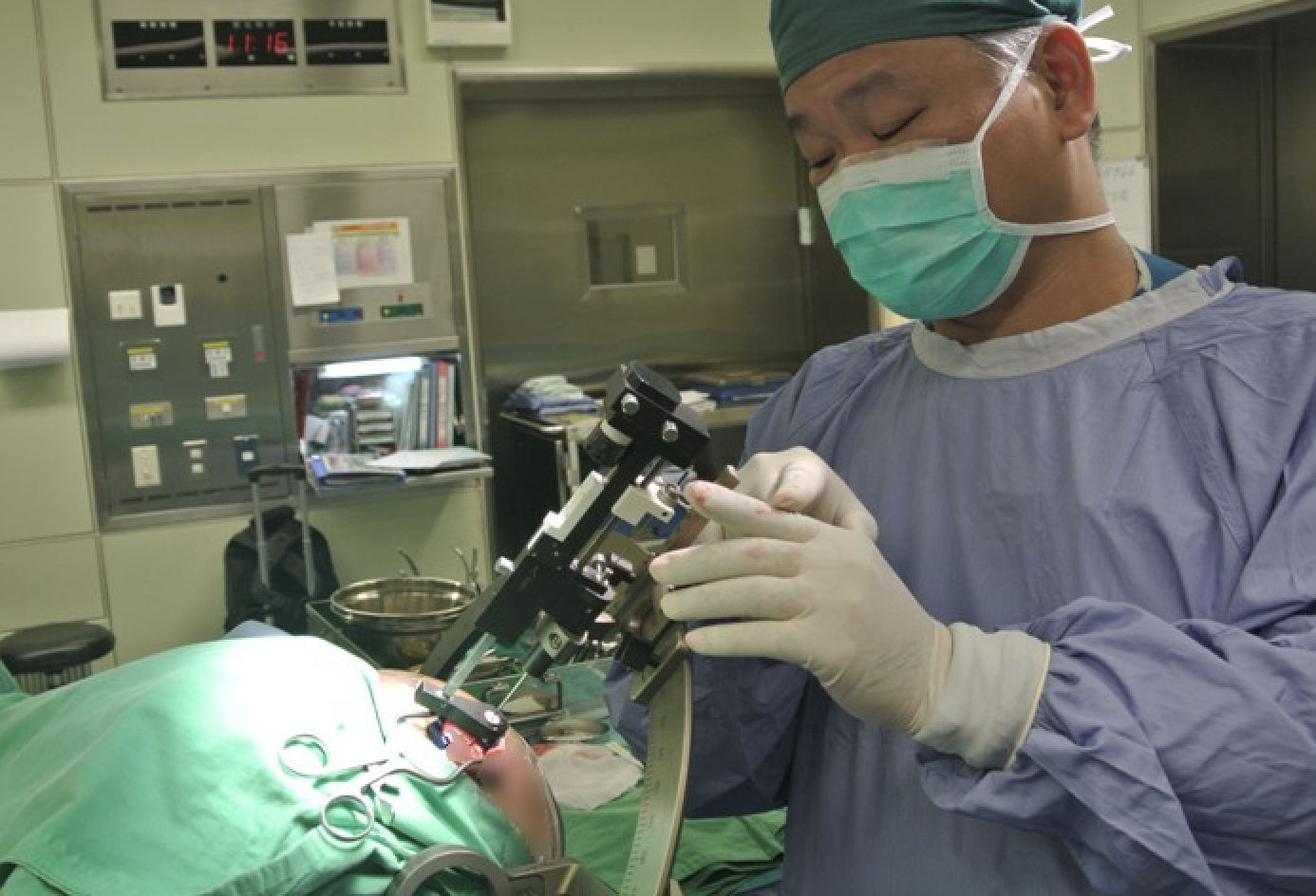 巴金森病吃藥十年「瞬間凍結卡馬路中間」 健保全額補助DBS讓他重返職場 253