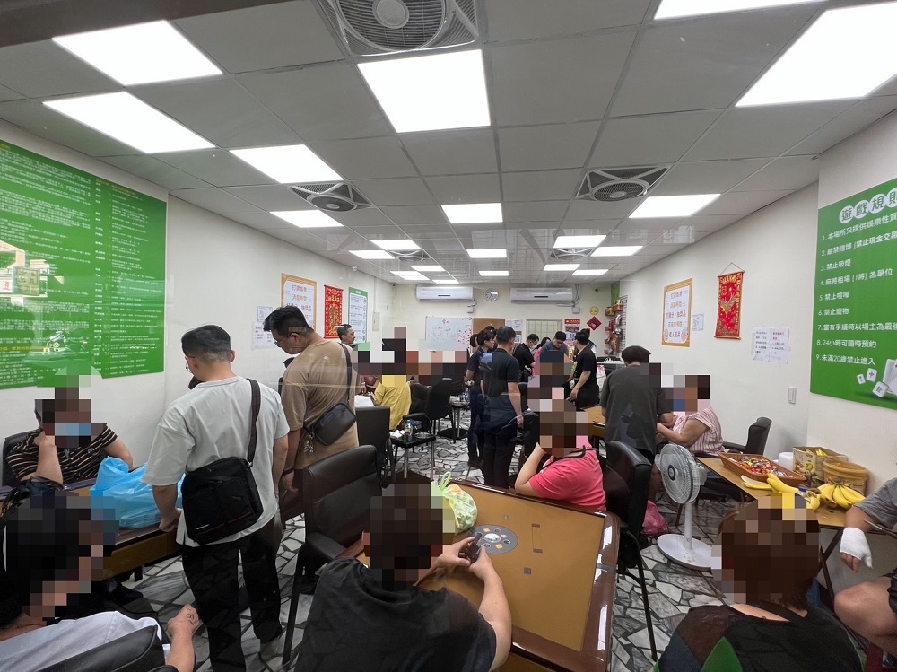 棋牌社藏麻將賭場 警連破兩地涉點數卡換現金逮41人 252 棋牌社藏麻將賭場 警連破兩地涉點數卡換現金逮41人 251