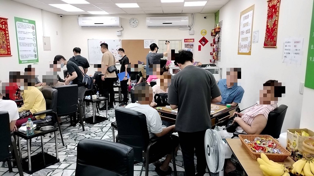 棋牌社藏麻將賭場 警連破兩地涉點數卡換現金逮41人 256 棋牌社藏麻將賭場 警連破兩地涉點數卡換現金逮41人 255