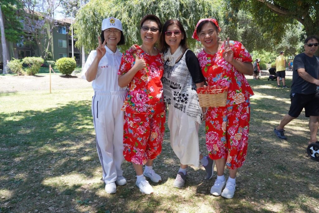 ▲來自台灣旅居美國的客家人,看到家鄉的客家花布倍感親切,與太極門弟子合影。(記者李欣翻攝)