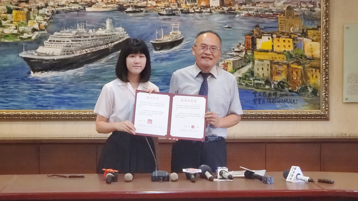漾新聞|高雄女中陳若雅勇奪美國ISEF國際科展二等獎獲總統接見
