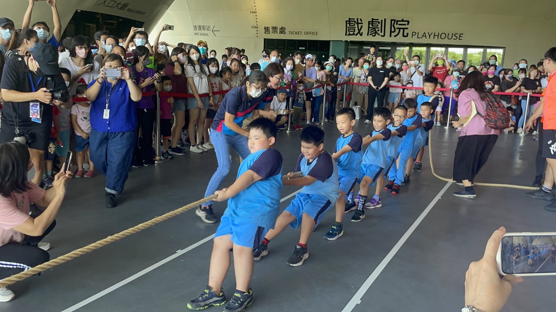 漾新聞|高市幼兒拔河比賽登上衛武營 陳正光、童燕珍、黃雀華推動有成 阿公阿媽成「地表最強啦啦隊」