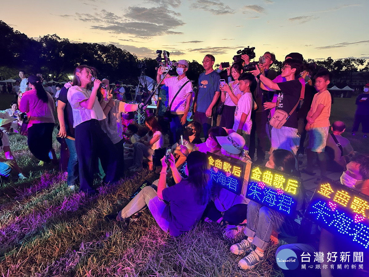 金曲歌后朱海君與台下觀眾互動。(記者扶小萍攝)