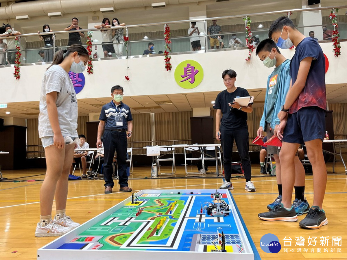 2023WRO奧林匹亞智能機器人聯盟賽中選手正在完成任務,隊友戰略團隊合作,賽情緊張刺激。(圖/嶺東科技大學)