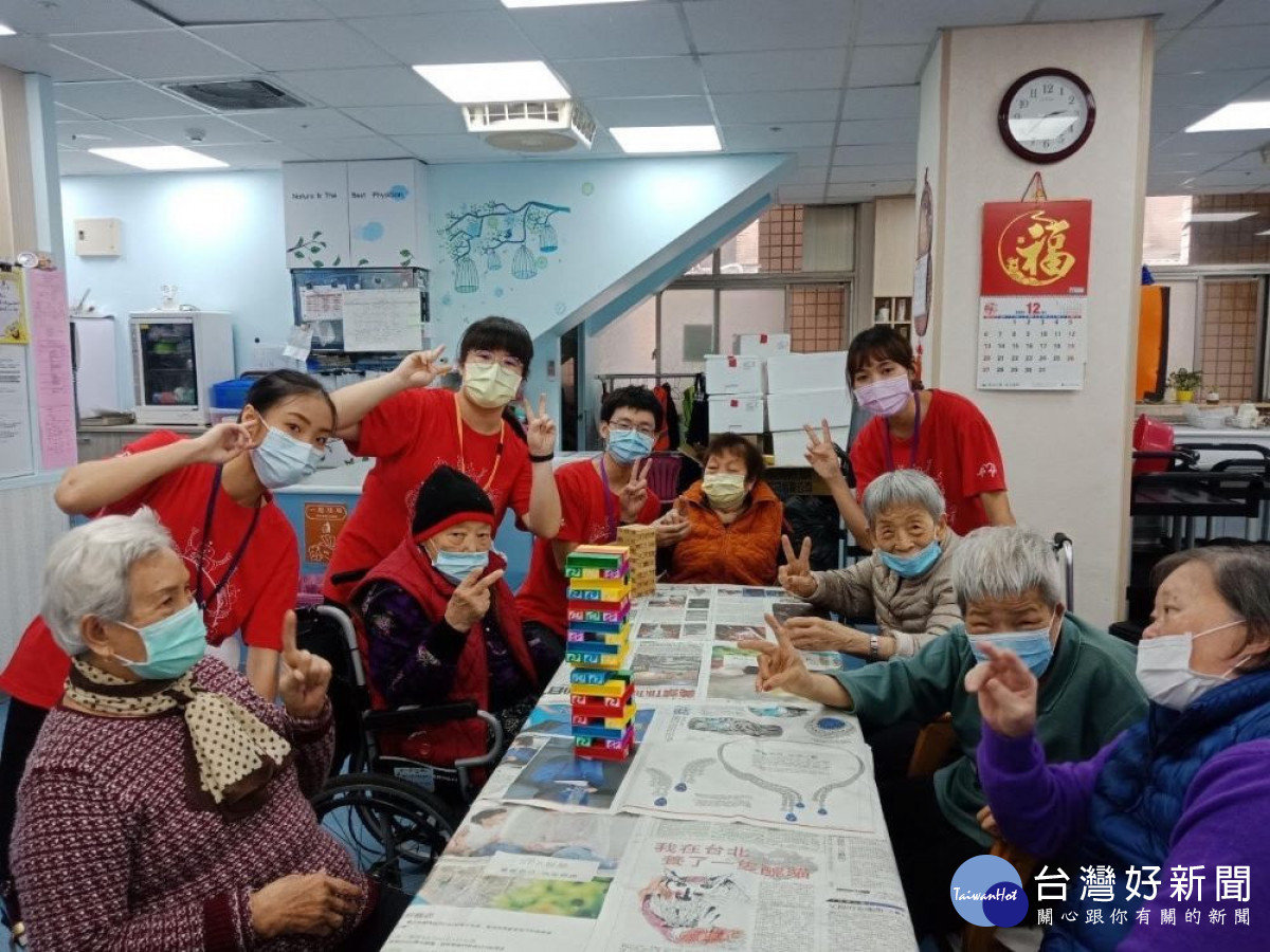 第五屆桃園時代青年行動家「社會關懷行動家」獲獎者曾宛昀，玩具像是一把鑰匙，它能夠傳遞關懷，開啟人與人之間隔閡的大門。<br /><br /> 