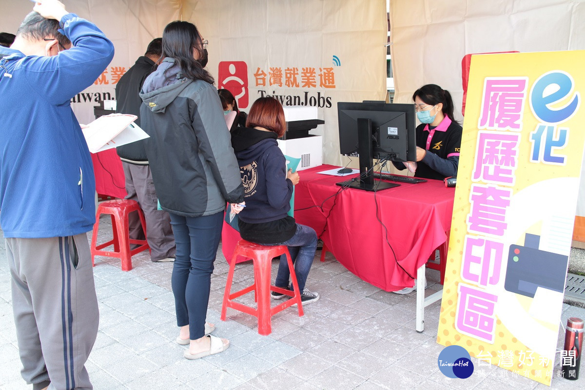 因應畢業求職旺季 中彰投分署首創AI智慧徵才助攻求職民眾拚就業