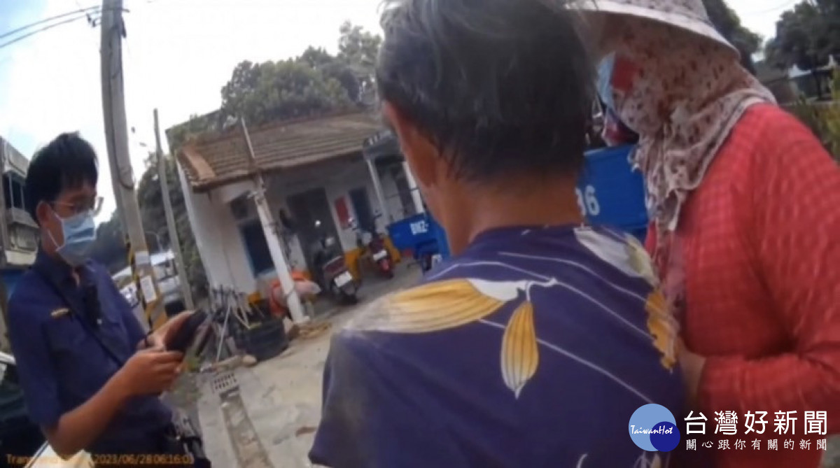 警方將老婦人送回家鄰居上前協助／林詩涵翻攝