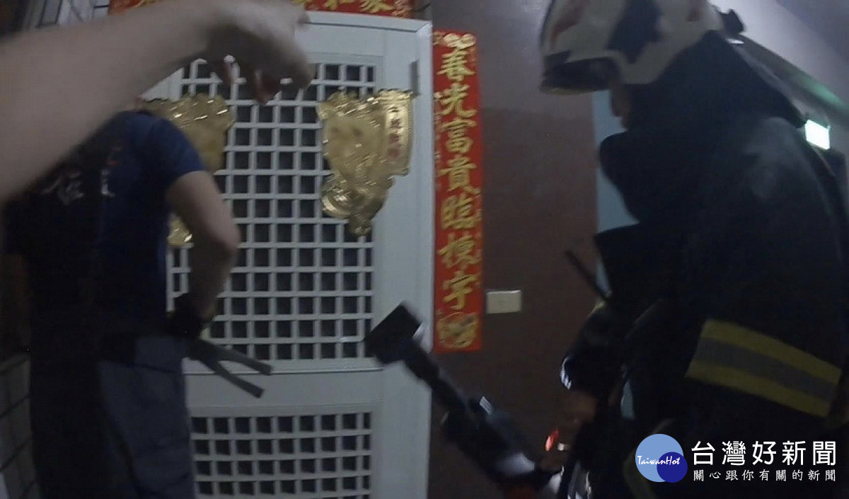 警方尋求消防隊破門協助，所幸謝姓男子身體無恙／斗南分局提供