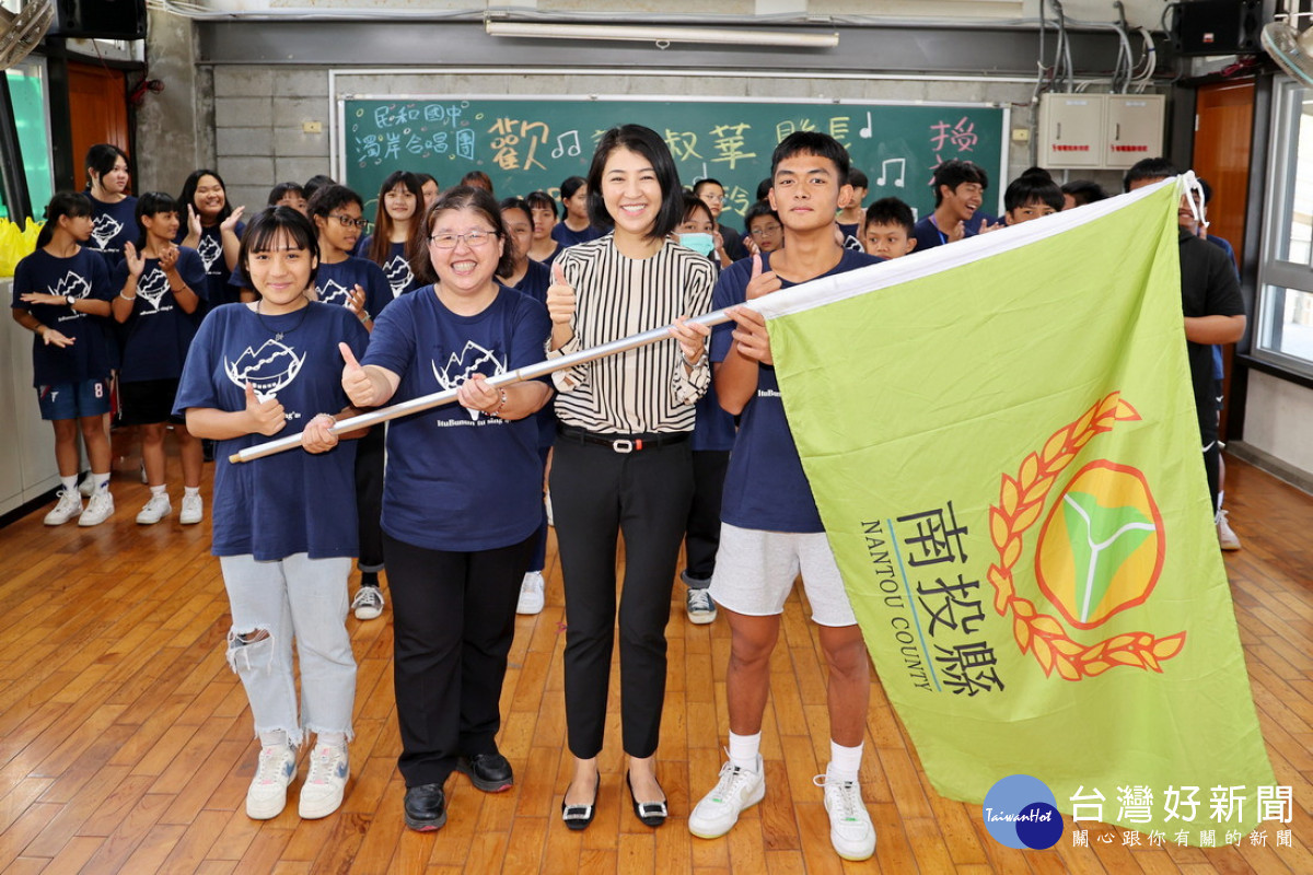 南投縣民和國中濁岸合唱團將啟程出國參加世界青少年合唱節大賽，許縣長親自授旗。