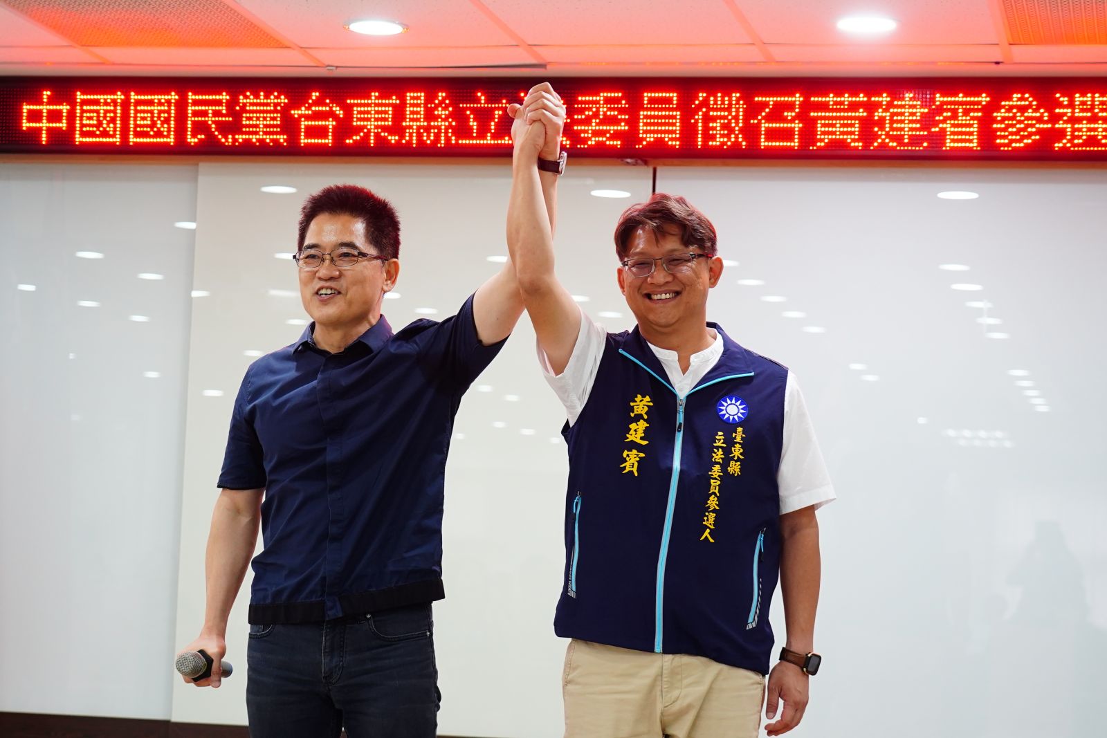 國民黨秘書長黃健庭(左)10日強調,確實有和郭台銘談到列不分區立委一事,郭還主動稱願意放在後面名次、催高選票。資料照片/林泊志攝