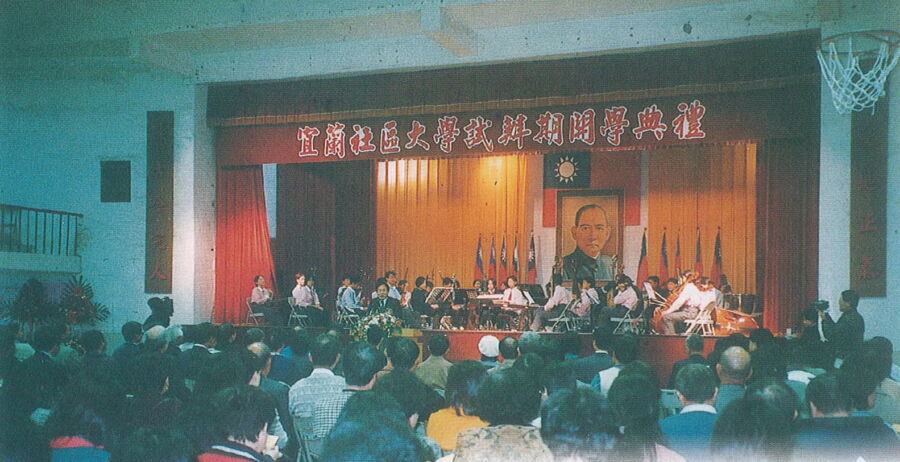 圖/時任宜蘭縣長的劉守成,在2000年4月親自出席宜蘭社大試辦期開學典禮並致詞。(圖/游錫堃臉書)