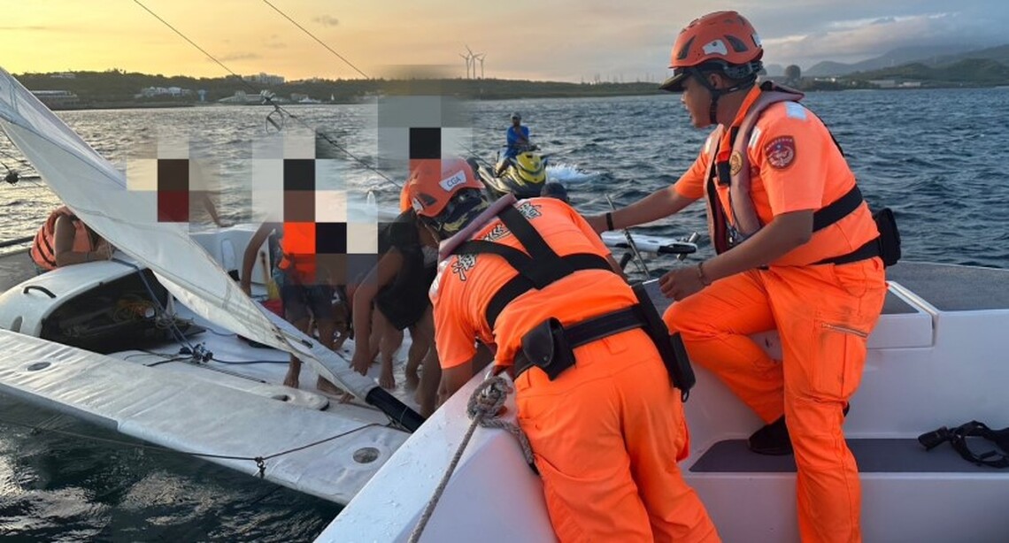 帆船故障無法返航 海巡駕艇即刻救援