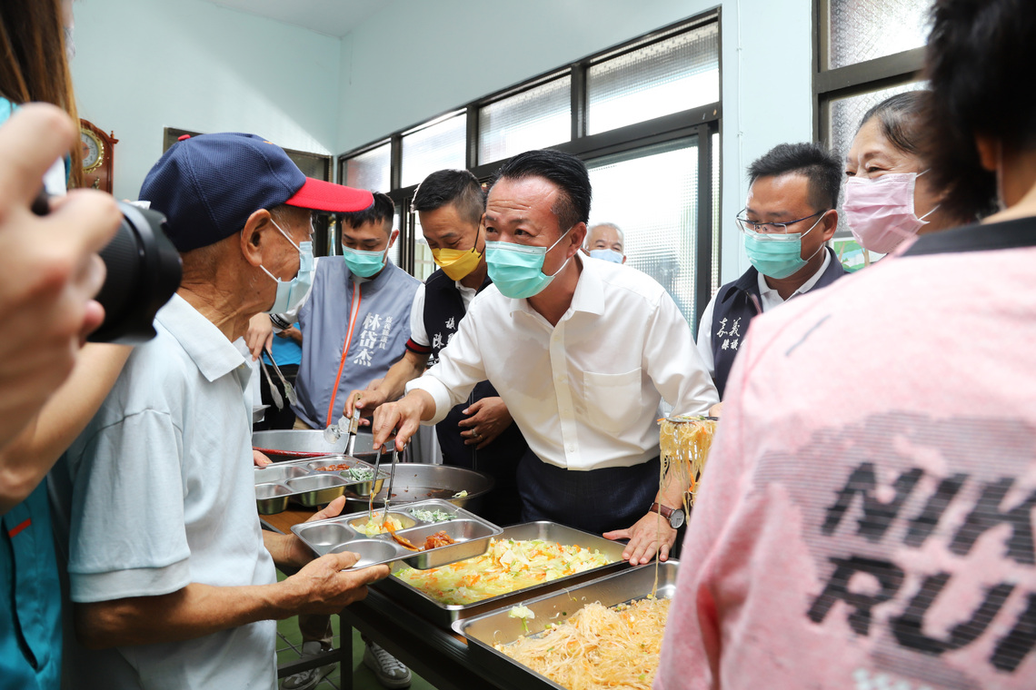 嘉義縣民雄鄉鎮北社區老人食堂揭牌 長輩吃飯笑容洋溢
