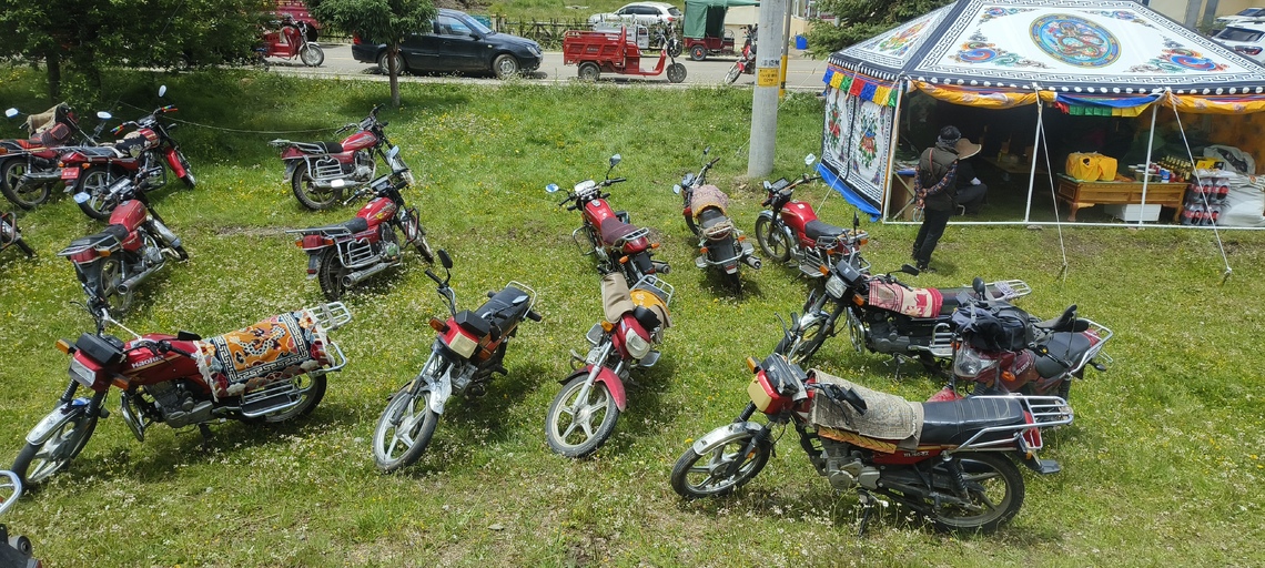 七月機車上面放著毛毯，臀部會發燙嗎？