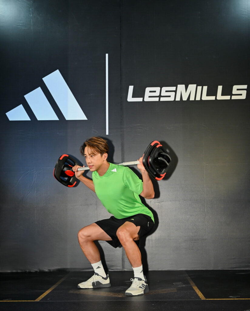  adidas形象大使坤達換上全新HIIT訓練裝備，示範槓鈴深蹲、俯身划船、彎舉等三招BODYPUMP槓鈴訓練動作，招招到位。
