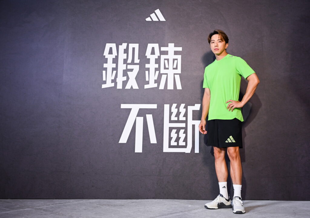 . 坤達穿著adidas螢光綠HIIT運動上衣，下身搭配黑色率性運動短褲，LOGO帶有相同的螢光綠紋