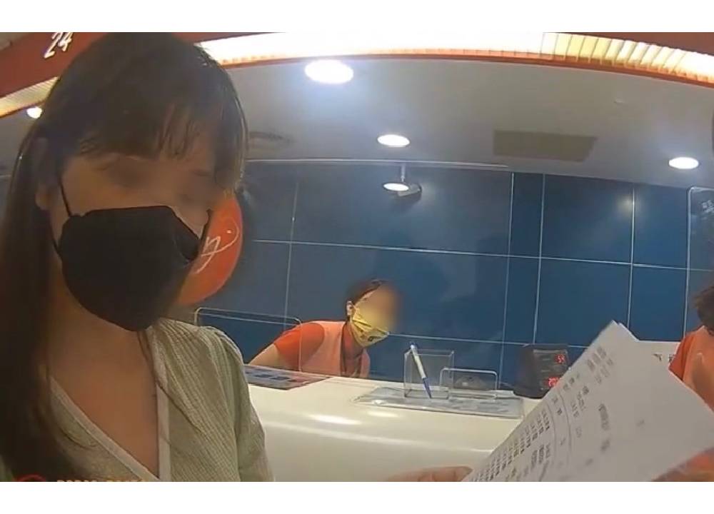 餐飲正妹誤信假投資詐騙 警銀聯手成功攔阻50萬元 246 餐飲正妹誤信假投資詐騙 警銀聯手成功攔阻50萬元 245