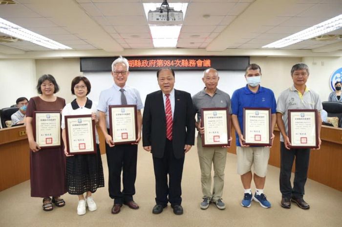 澎湖縣務會議 陳光復表揚熱心公益善行、退休教師及績優社區單位