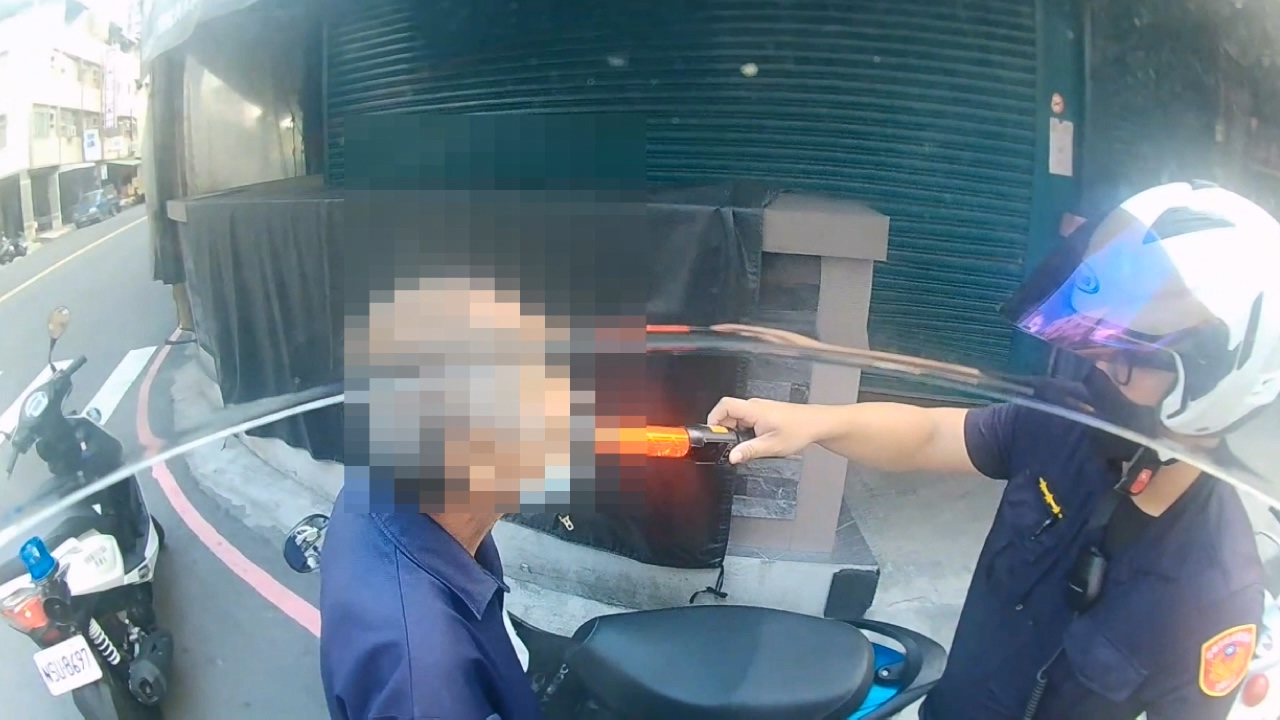 七旬伯買完早餐竟半路買保力達喝 還邊騎車邊抽菸結果遇到警察了..