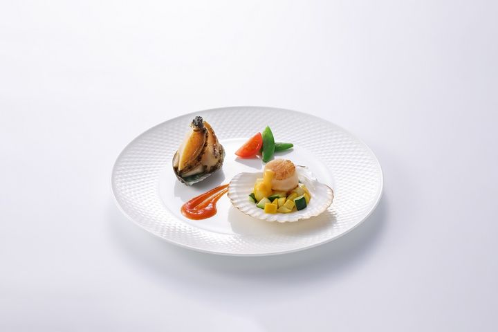 揪人吃飯!夏慕尼和 hot 7 招待鮑魚扇貝、蝦仁蛋