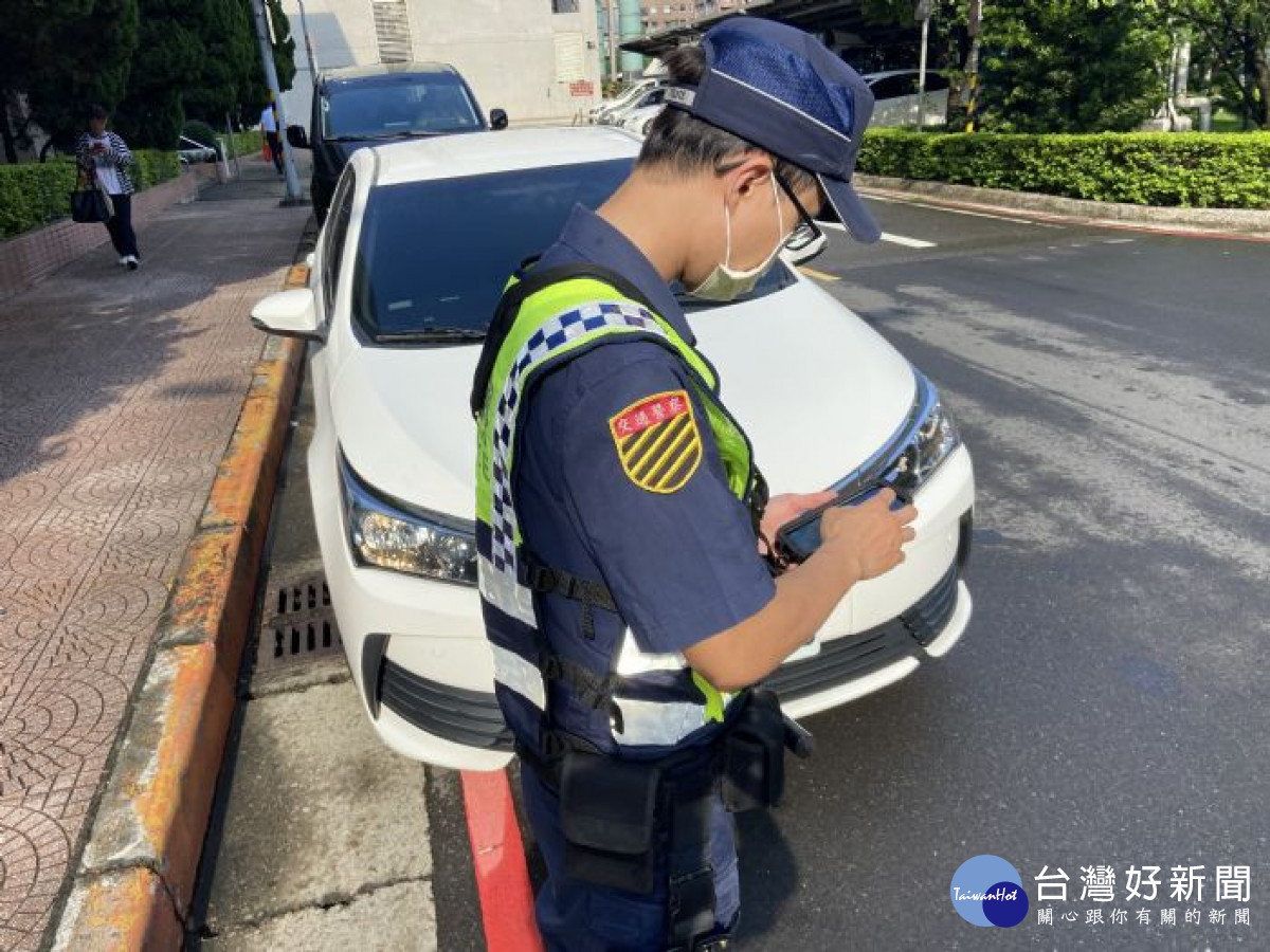 違規（臨時）停車也會記點，1年記12點扣照2個月。