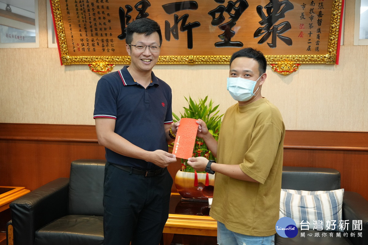 張市長送出支票,受惠者非常開心。(市公所提供)