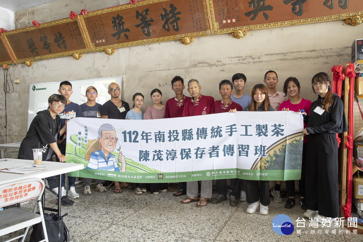 陳茂淳帶領學員學習傳統手工製茶。(文化局提供)