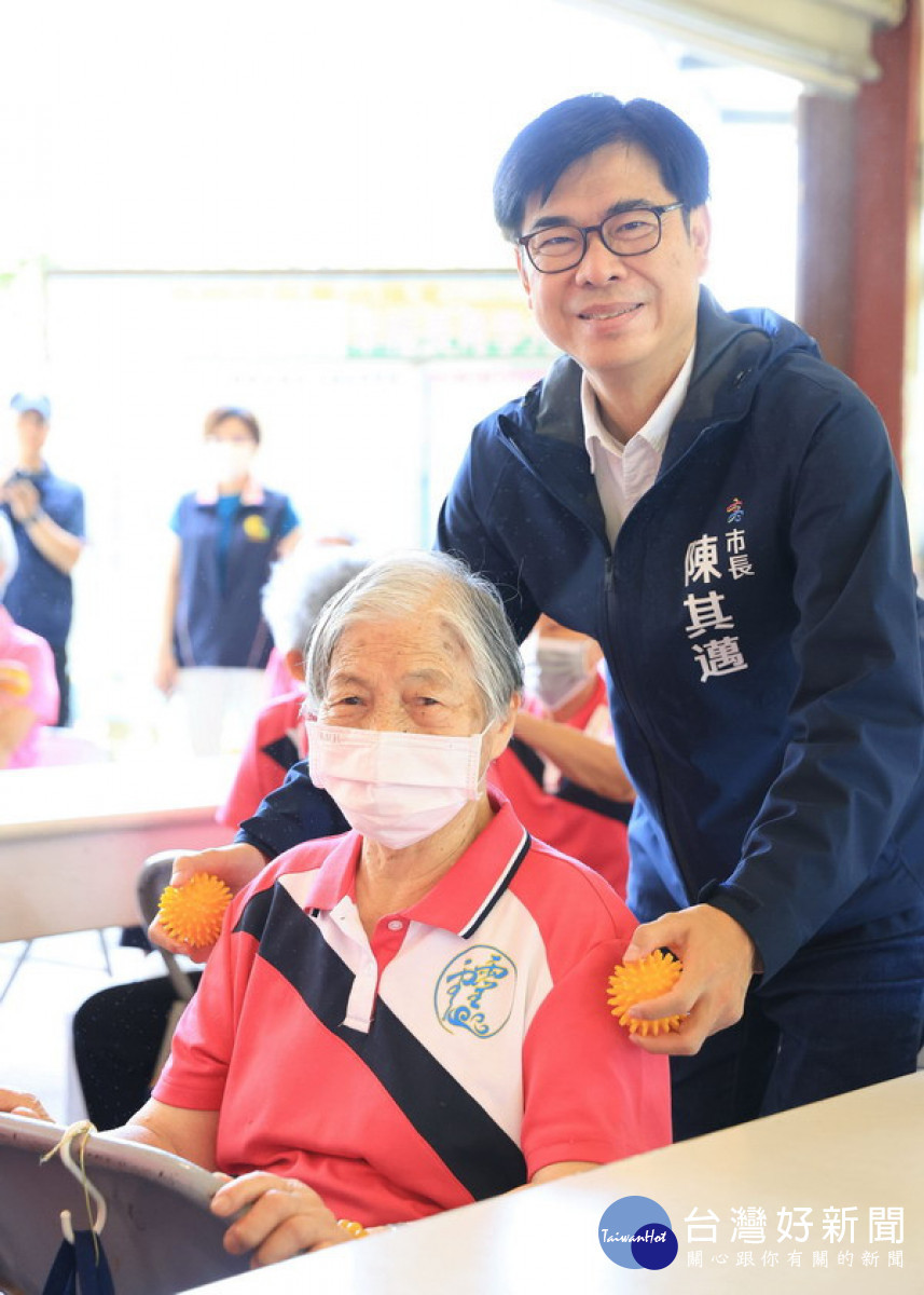 ▲陳其邁感謝大德前人及道場提供長輩更好的長照服務，市府也會加以配合，希望工程順利。（圖／記者 許高祥 翻攝）