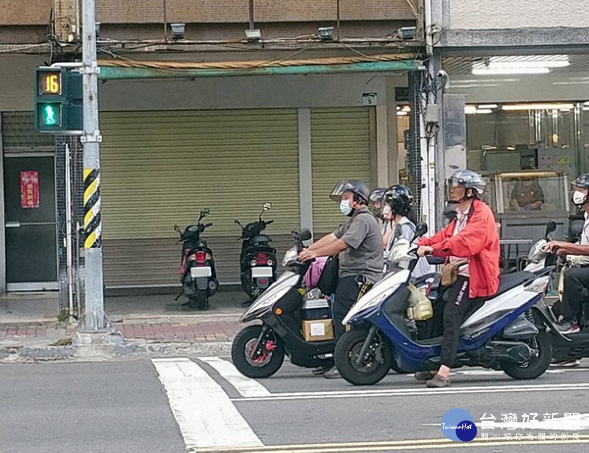 ▲炎炎夏日！高市將調整路口號誌秒數以縮短機車等候時間。（圖／記者 許高祥 翻攝）