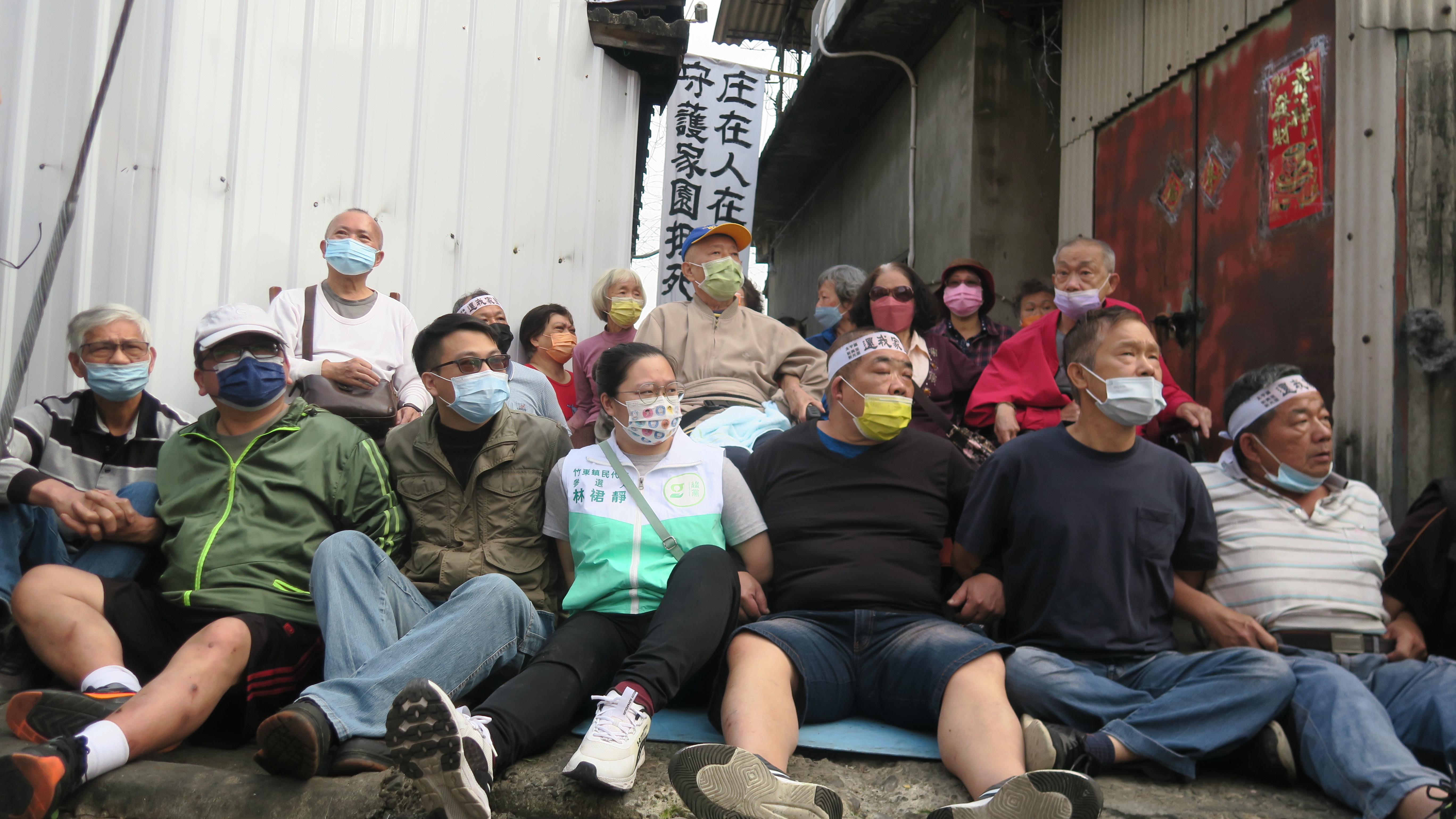 中部反迫遷團體志工質問黃國昌等人,「在全台各地拆屋迫遷事件發生時,你們在哪裡?」圖為太平番仔路庄反迫遷抗爭資料照片/王乙徹攝