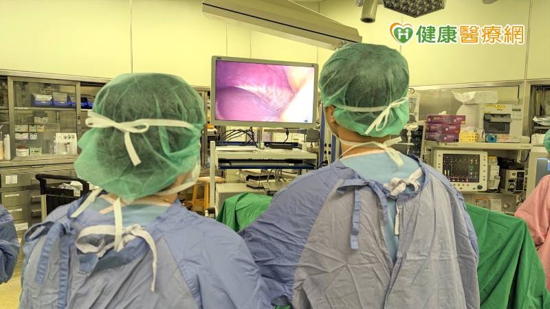 腹痛又高燒竟是急性膽囊發炎 3D腹腔鏡精準切除病灶