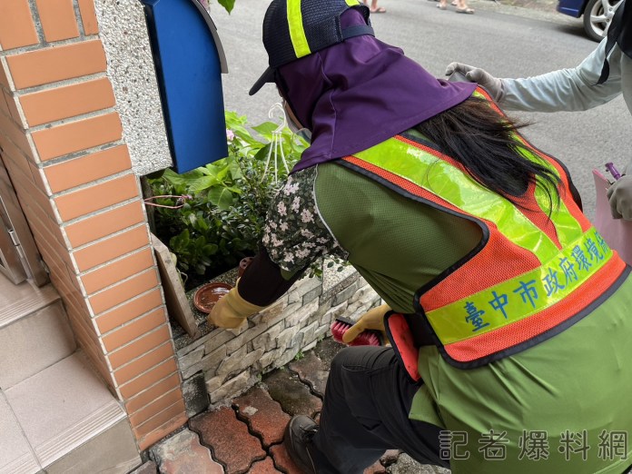 工作人員執行積水容器孳清及刷洗 | 生活 生活 記者爆料網