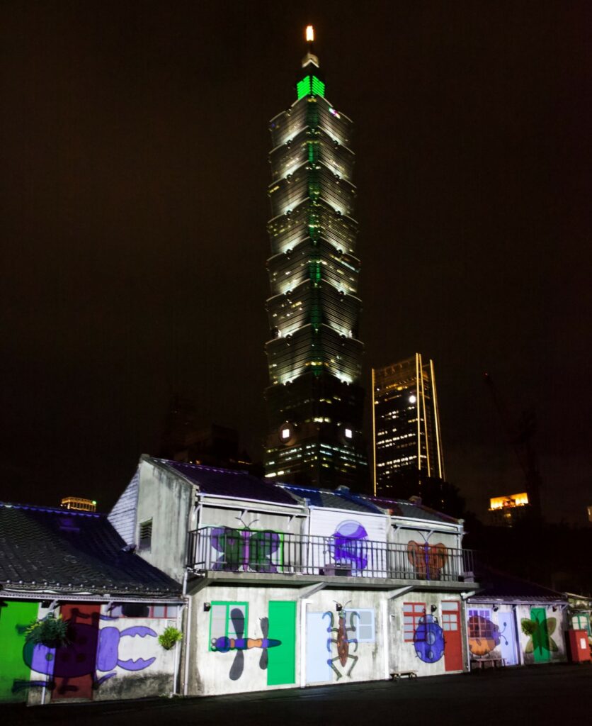 藉由對比性高超的視覺美學投影,搭配後方矗立的101夜間打卡超好拍。圖/四四南村提供