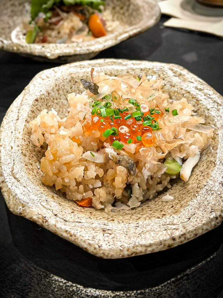 採用鱸魚跟鯛魚製成的雙魚炊飯,口感層次豐富。圖/安永集團提供