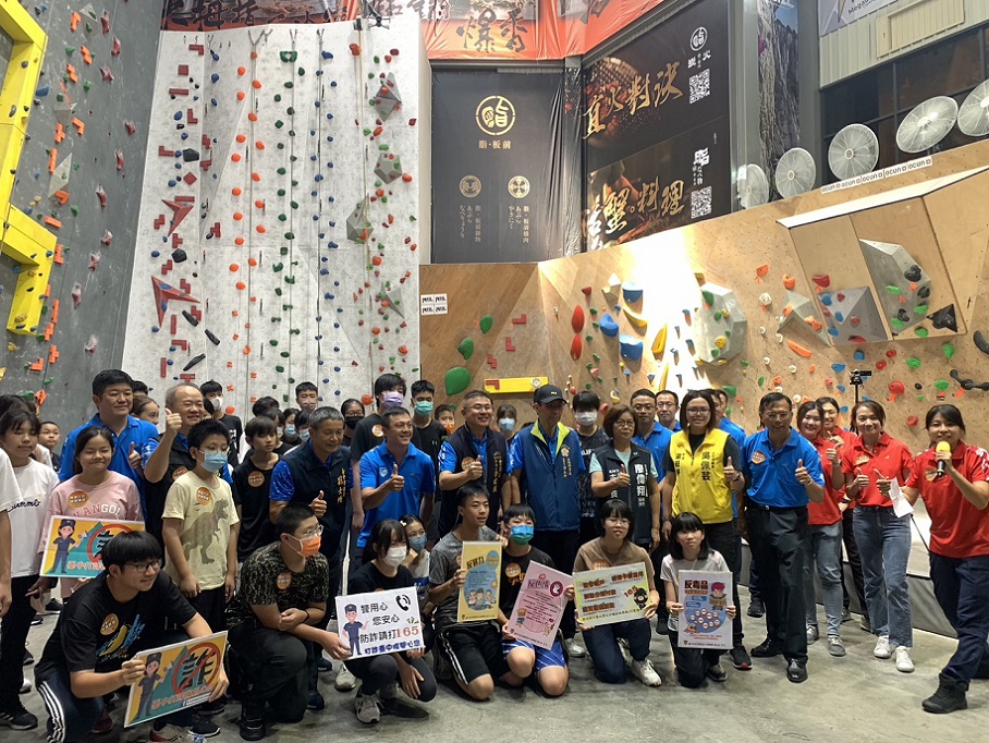 ▲圖說：鼓勵青少年參與有益身心活動，中警四分局超in攀岩來報到              （圖／台中市政府提供）