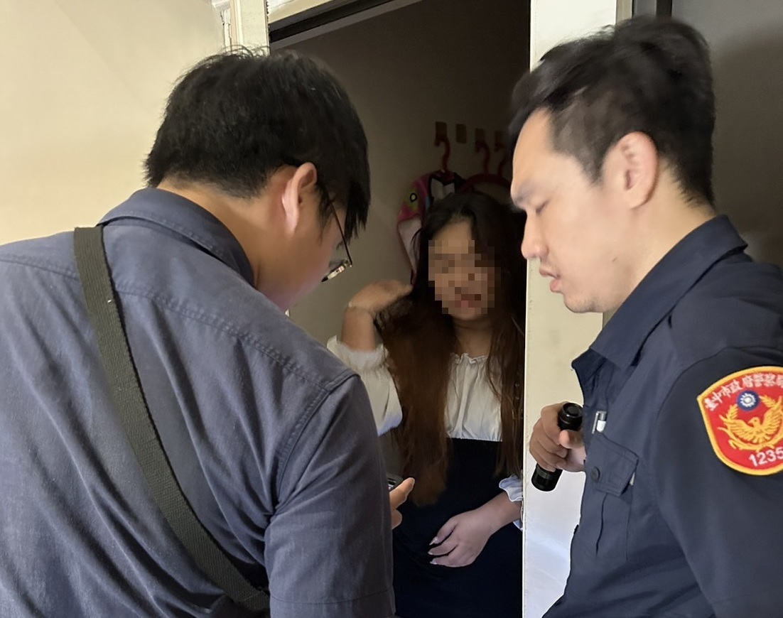▲圖說：員警帶著女童照片挨家挨戶訪尋，順利找到女童住家 （圖／台中市政府提供）