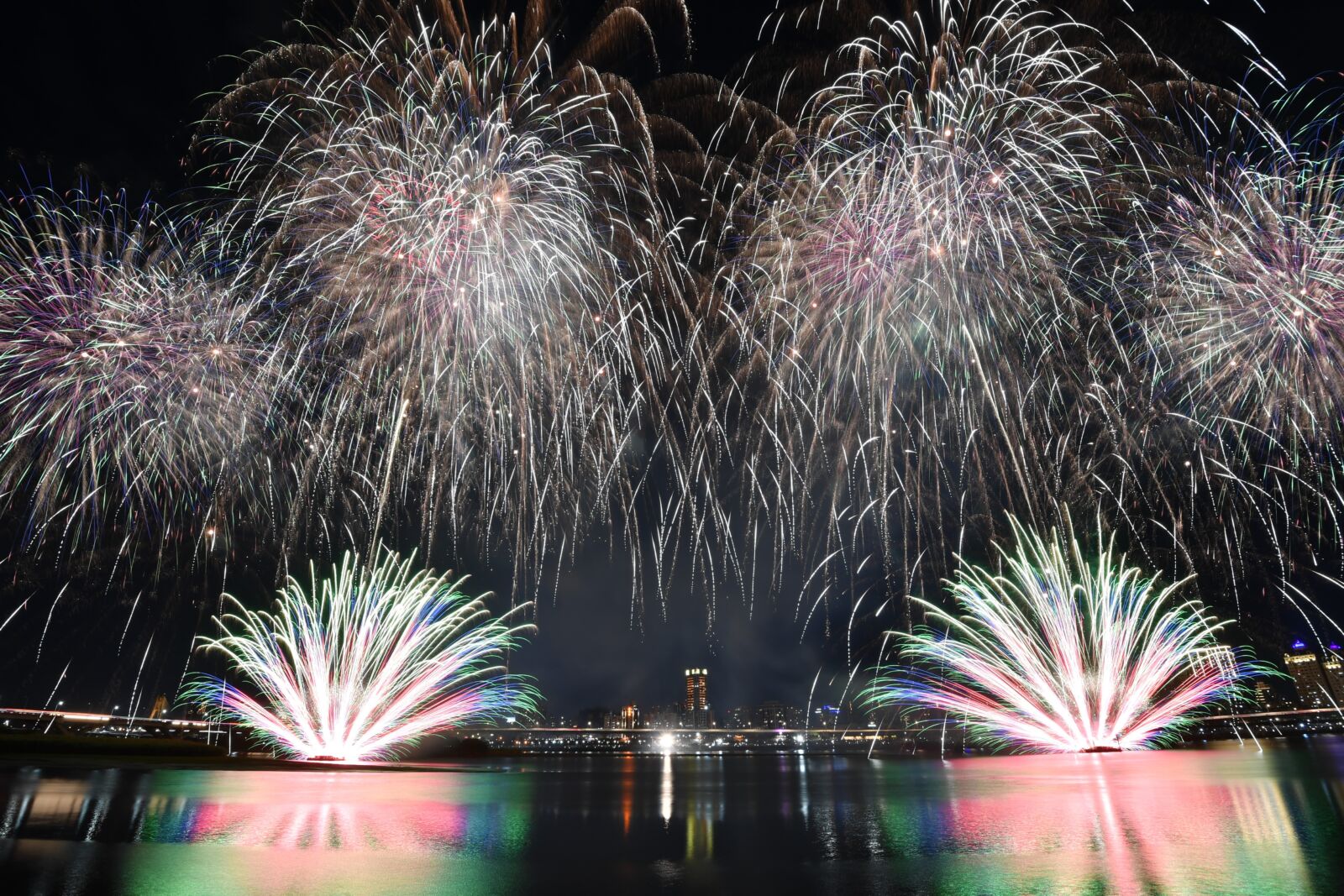 用路人注意!大稻埕每週三煙火塞車引民怨 北市祭四招管制 256 北市大稻埕7月至8月20日每週三都將放煙火。(北市觀傳局)
