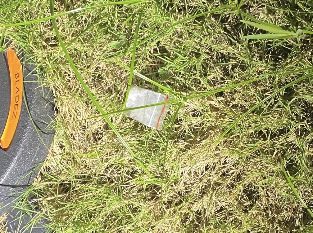 未戴安全帽見警棄車狂奔 機車男涉擁毒丟包被逮 220 未戴安全帽見警棄車狂奔 機車男涉擁毒丟包被逮 219